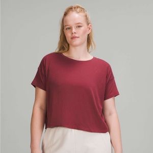 Lululemon Cates T-shirt in Mulled Wine. Size 2.